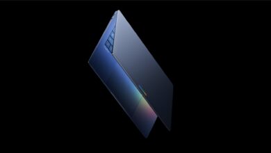 Imagen de un Googlebook y un Chromebook lado a lado