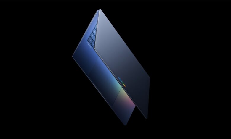 Imagen de un Googlebook y un Chromebook lado a lado