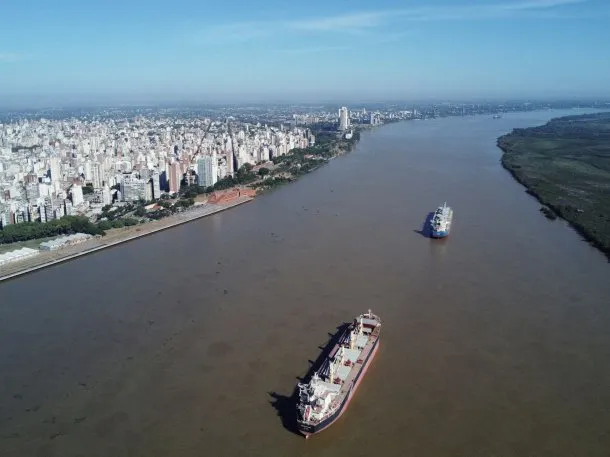 Imagen de un barco en la Hidrovía Paraná-Paraguay