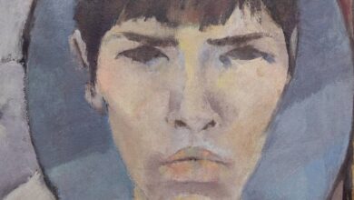 Irene de la Torre en su estudio, rodeada de sus obras de arte