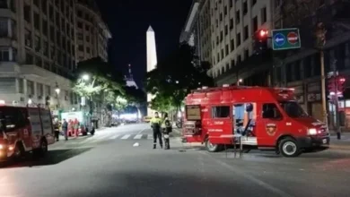 Imagen de un incendio en un hotel con bomberos y personal de emergencia en el lugar
