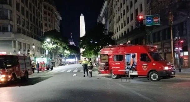 Imagen de un incendio en un hotel con bomberos y personal de emergencia en el lugar