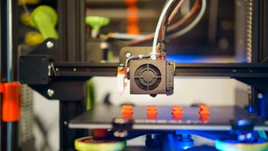 Impresora 3D en acción, creando un objeto complejo