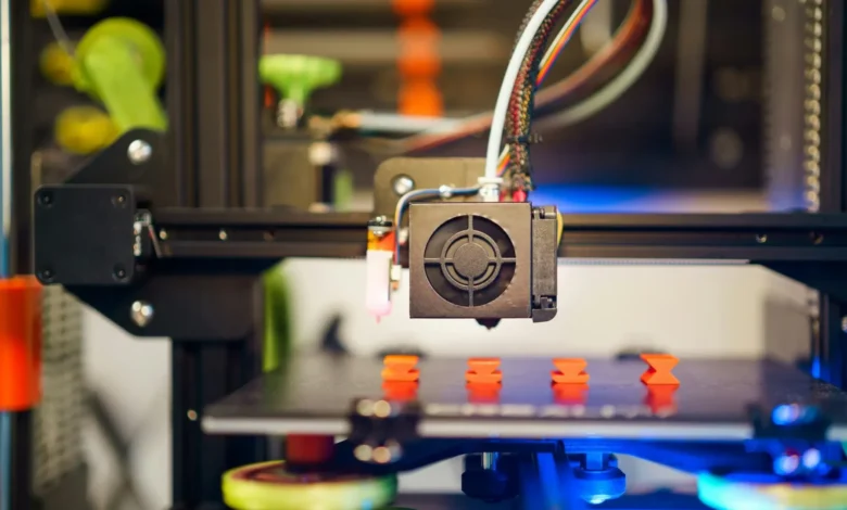 Impresora 3D en acción, creando un objeto complejo