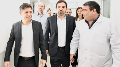 Axel Kicillof junto al ministro Nicolás Kreplak durante la recorrida por centros médicos en La Plata