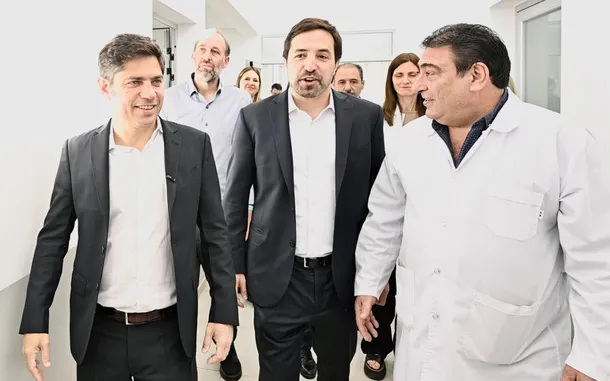 Axel Kicillof junto al ministro Nicolás Kreplak durante la recorrida por centros médicos en La Plata