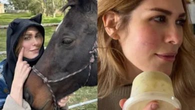 Lilia Lemoine en un entorno rural junto a un caballo