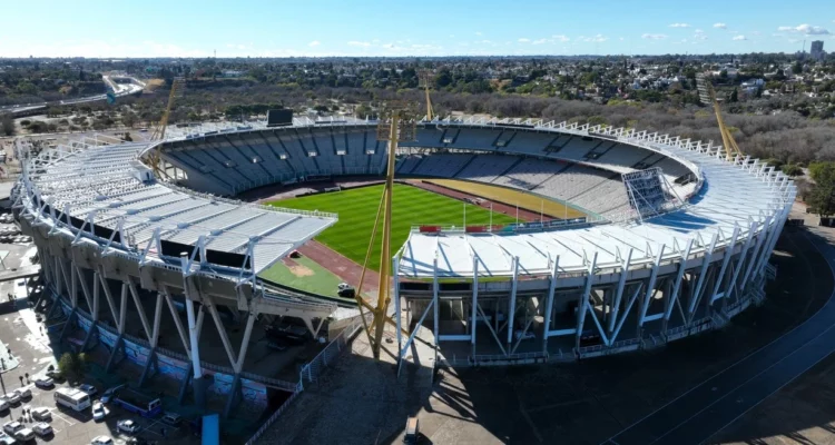 Imagen de seguridad en estadio durante un partido de fútbol