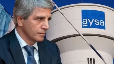 Imagen del Ministro de Economía, Luis Caputo, anunciando la privatización de AySA