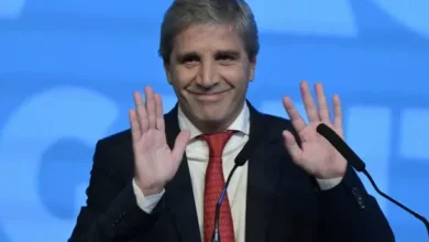 Luis Caputo y Manuel Adorni en una reunión anterior