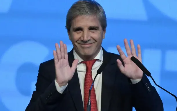 Luis Caputo y Manuel Adorni en una reunión anterior