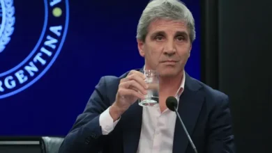 Ministro Luis Caputo presentando el proyecto de 'súper RIGI'