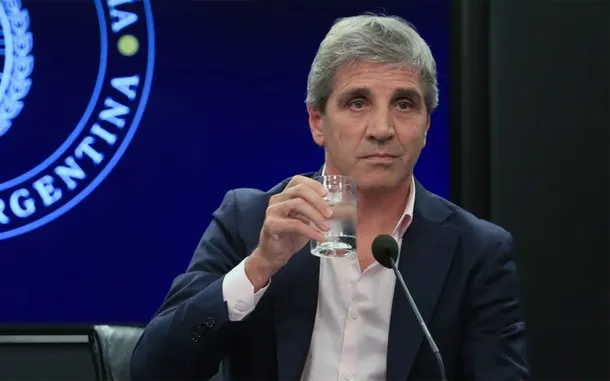 Ministro Luis Caputo presentando el proyecto de 'súper RIGI'