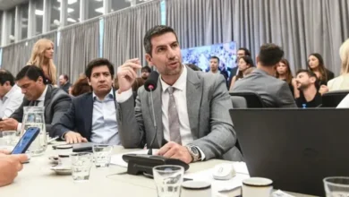 Manuel Quintar junto a su Tesla Cybertruck en el estacionamiento del Congreso