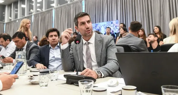 Manuel Quintar junto a su Tesla Cybertruck en el estacionamiento del Congreso