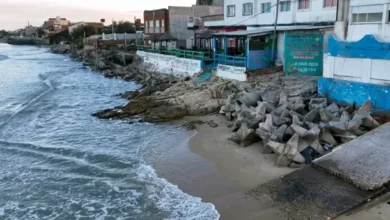 Imagen de la costa de Mar del Tuyú con olas golpeando los edificios