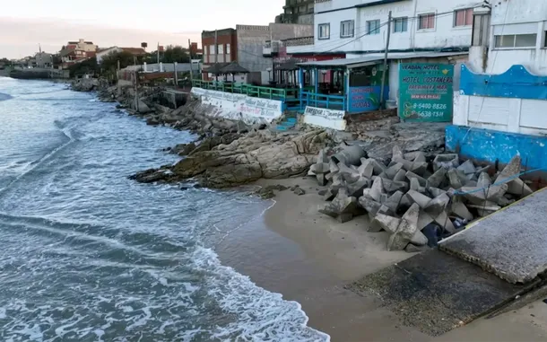 Imagen de la costa de Mar del Tuyú con olas golpeando los edificios