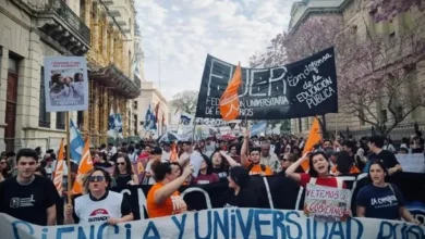 Imagen de estudiantes y trabajadores universitarios protestando en las calles.