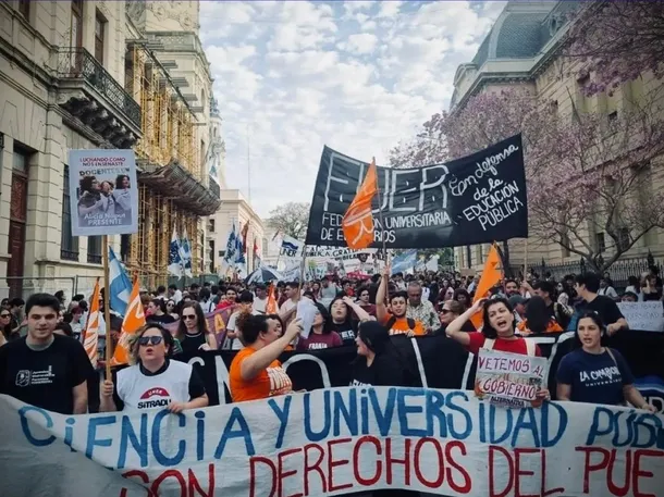 Imagen de estudiantes y trabajadores universitarios protestando en las calles.