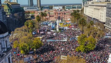 Imagen de una marcha universitaria en Argentina, con estudiantes y docentes llevando carteles y banderas que reclaman el financiamiento universitario.