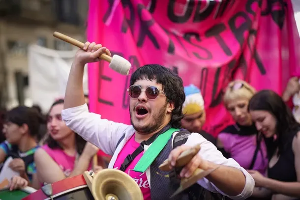 Imagen de una universidad con estudiantes y docentes
