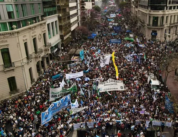 Manifestantes durante la Marcha Federal Universitaria
