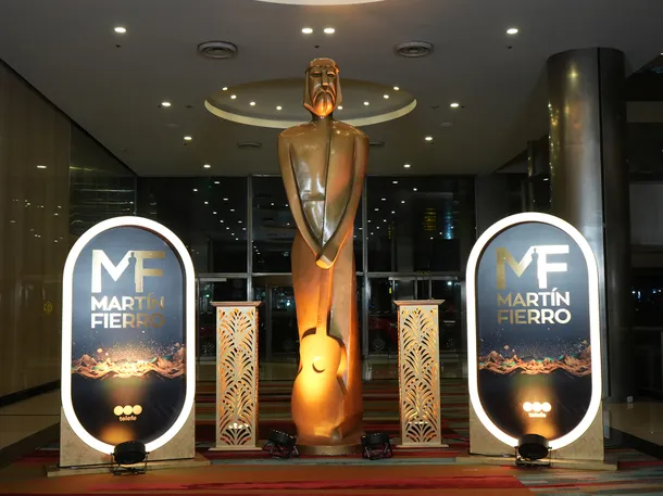 Pareja de famosos en los Premios Martín Fierro