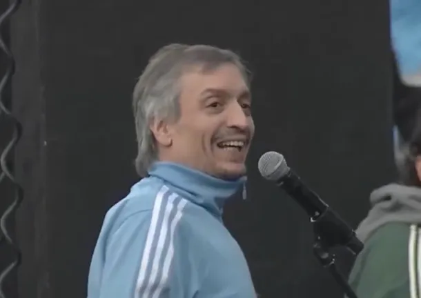 Máximo Kirchner sonríe después de recibir el alta médica
