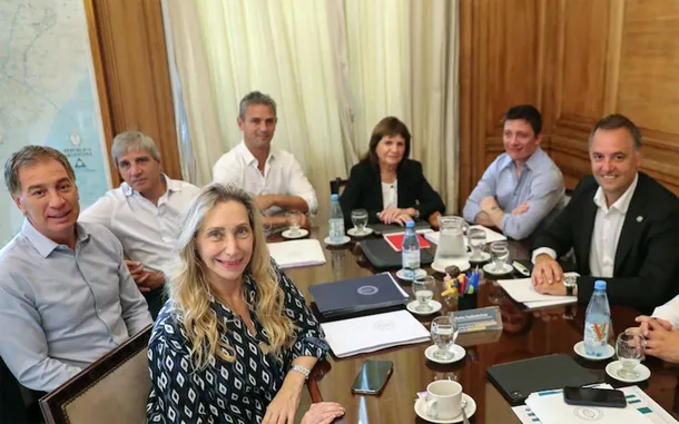 Manuel Adorni en una reunión de la mesa política en la Casa Rosada