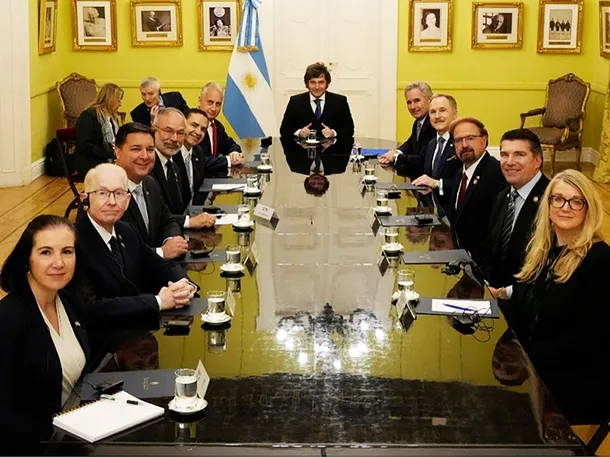 Milei y el embajador de Estados Unidos durante el anuncio de inversiones