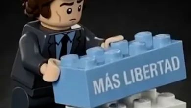 Javier Milei caracterizado como un LEGO para celebrar el Día del Trabajador