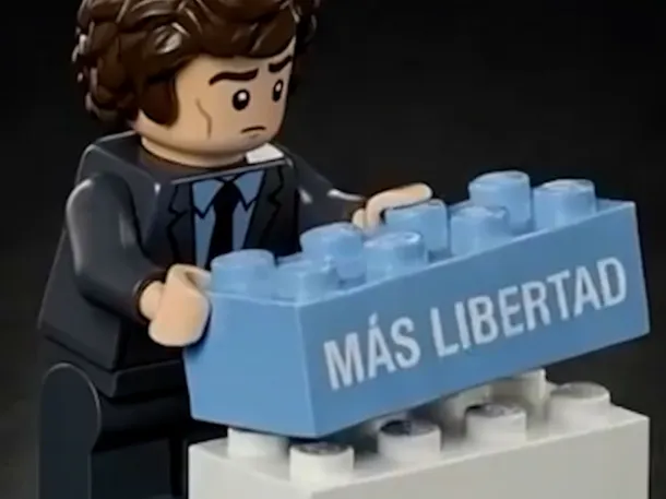 Javier Milei caracterizado como un LEGO para celebrar el Día del Trabajador