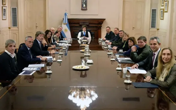 Javier Milei en una reunión de gabinete en la Casa Rosada