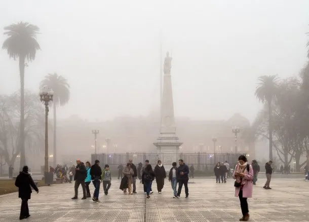 Imagen de una carretera con niebla densa en el AMBA