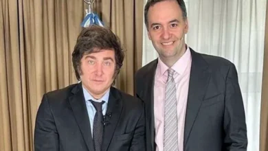 Javier Milei en una reunión con su jefe de Gabinete, Manuel Adorni