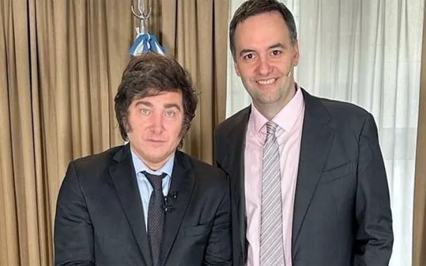 Javier Milei en una reunión con su jefe de Gabinete, Manuel Adorni