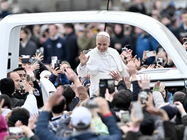 Imagen del Papa León XIV durante una ceremonia religiosa