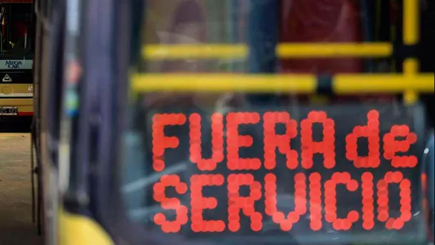 Colectivos parados en la calle debido a la huelga de choferes en Mar del Plata