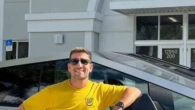 Manuel Quintar junto a su Tesla Cybertruck