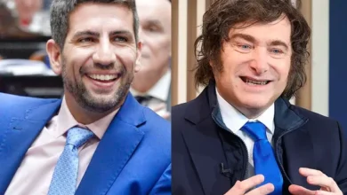 Manuel Quintar y Javier Milei en una imagen simbólica con el Tesla Cybertruck