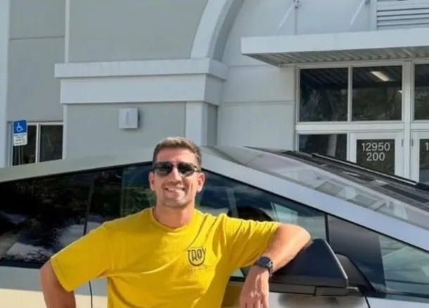 Manuel Quintar posa junto a su Tesla Cybertruck en el Congreso