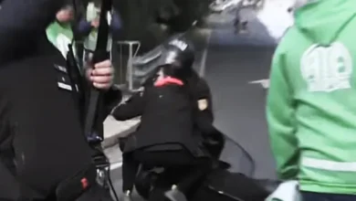 Imagen de una protesta en San Martín con trabajadores y policías enfrentados