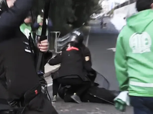 Imagen de una protesta en San Martín con trabajadores y policías enfrentados