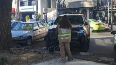 Imagen de un constatador verificando un vehículo en una zona de estacionamiento tarifado