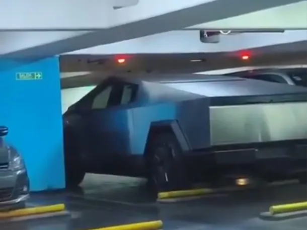 Imagen de un Tesla Cybertruck estacionado en el Congreso