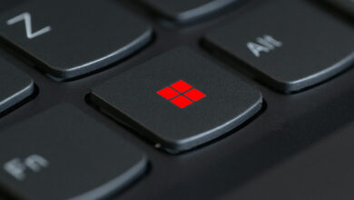 Imagen de una pantalla de Windows 11 con la barra de tareas personalizada
