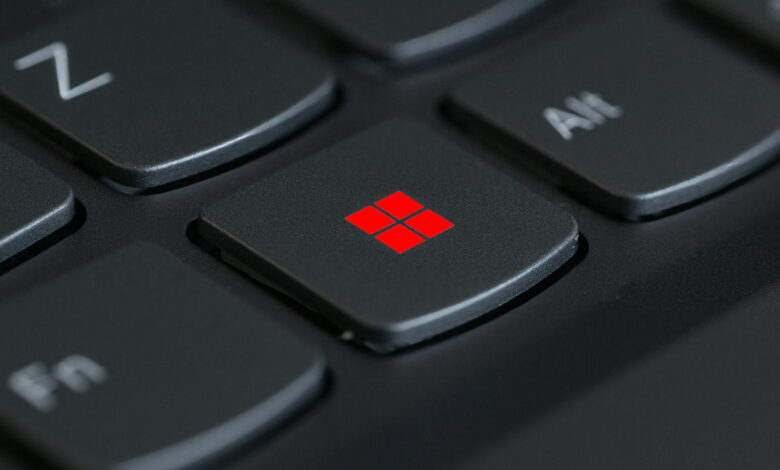 Imagen de una pantalla de Windows 11 con la barra de tareas personalizada