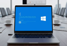 Imagen de un usuario de Windows 11 disfrutando de una experiencia óptima gracias a la función de recuperación automática de controladores