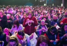 Voluntarios tejiendo frazadas para "Un Abrigo al Corazón"