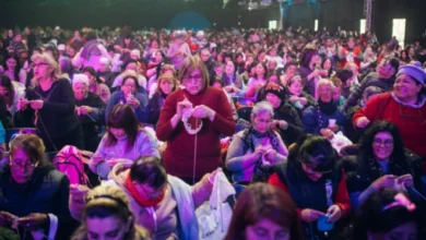 Voluntarios tejiendo frazadas para "Un Abrigo al Corazón"